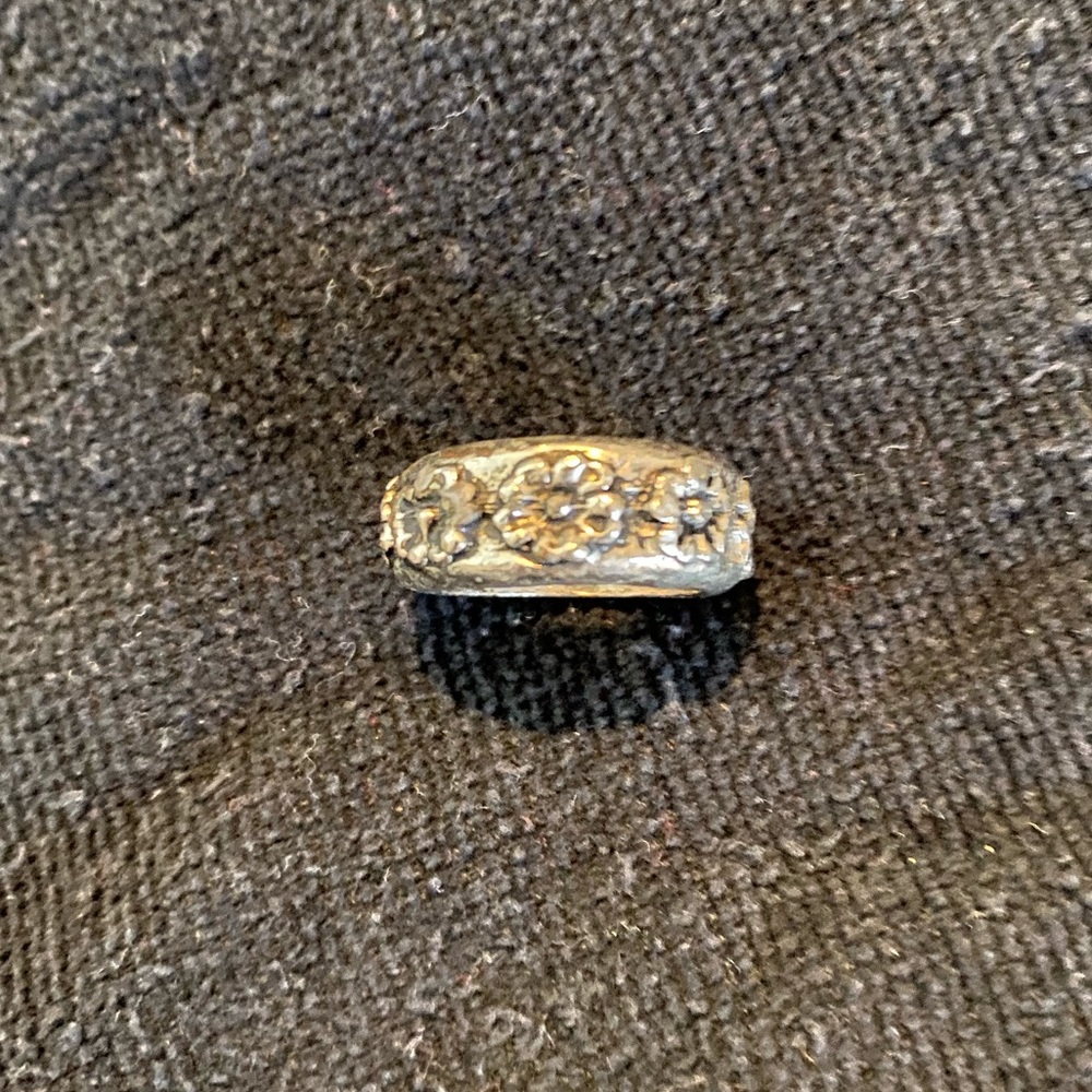 Thick flower ring
